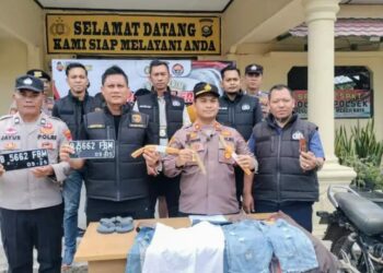 Konferensi Pers Kapolsek Mesuji Raya, Iptu Bambang didampingi Kanit Reskrim, Ipda Okta Ferfiyan, Sabtu (07/12)