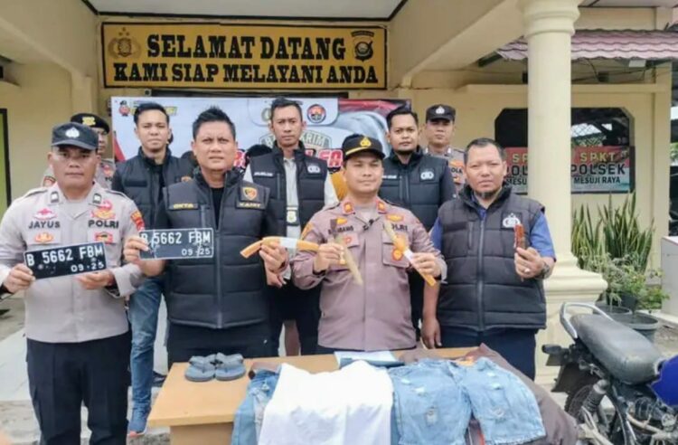 Konferensi Pers Kapolsek Mesuji Raya, Iptu Bambang didampingi Kanit Reskrim, Ipda Okta Ferfiyan, Sabtu (07/12)