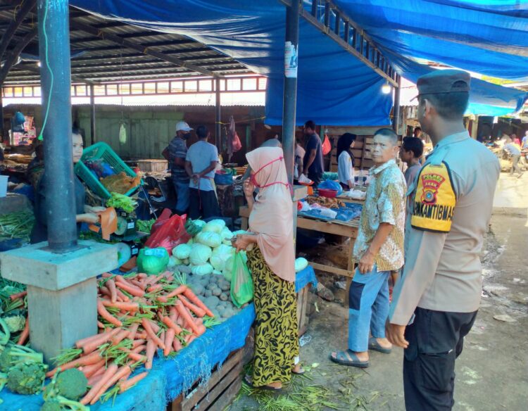 Personel Polsek Muara Satu Polres Lhokseumawe melaksanakan patroli dialogis di sejumlah lokasi, termasuk pasar tradisional di wilayah Kecamatan Muara Satu, Sabtu (7/12/2024) pagi.