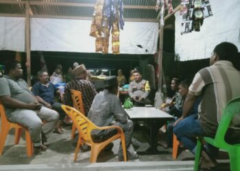 Personel Bhabinkamtibmas Polres Lhokseumawe melaksanakan patroli dialogis di Desa Meunasah Punteut, Sabtu (7/12/2024) malam.