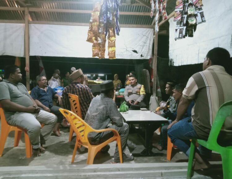 Personel Bhabinkamtibmas Polres Lhokseumawe melaksanakan patroli dialogis di Desa Meunasah Punteut, Sabtu (7/12/2024) malam.