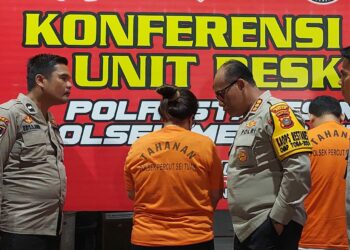TANYA PELAKU: Kapolrestabes Medan Kombes Pol Gidion Arif Setyawan menanyai pelaku penggelapan mobil rental di Mapolsek Medan Tembung, Sabtu (7/12/2024).(Foto Dok/Polsek Medan Tembung)