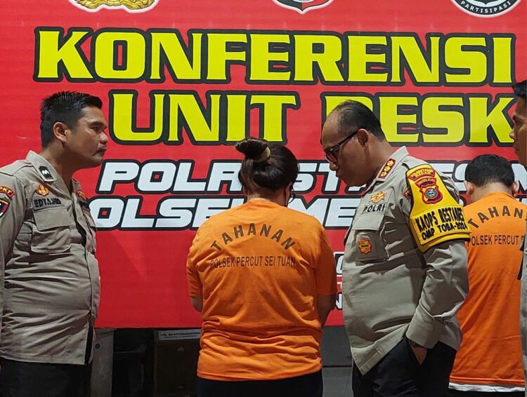 TANYA PELAKU: Kapolrestabes Medan Kombes Pol Gidion Arif Setyawan menanyai pelaku penggelapan mobil rental di Mapolsek Medan Tembung, Sabtu (7/12/2024).(Foto Dok/Polsek Medan Tembung)