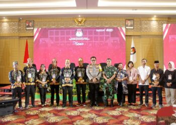 Kepala Kepolisian Daerah Kalimantan Tengah, Irjen Pol Drs. Djoko Poerwanto didampingi Danrem 102 Brigjen TNI Iwan Rosandriyanto, menghadiri sekaligus meninjau jalannya proses rekapitulasi hasil penghitungan suara Pemilihan Kepala Daerah (Pilkada) 2024 yang diselenggarakan oleh KPU Kalteng, di Aquarius Hotel, Jl. Imam Bonjol, Kota Palangka Raya, Minggu (8/12/2024).
