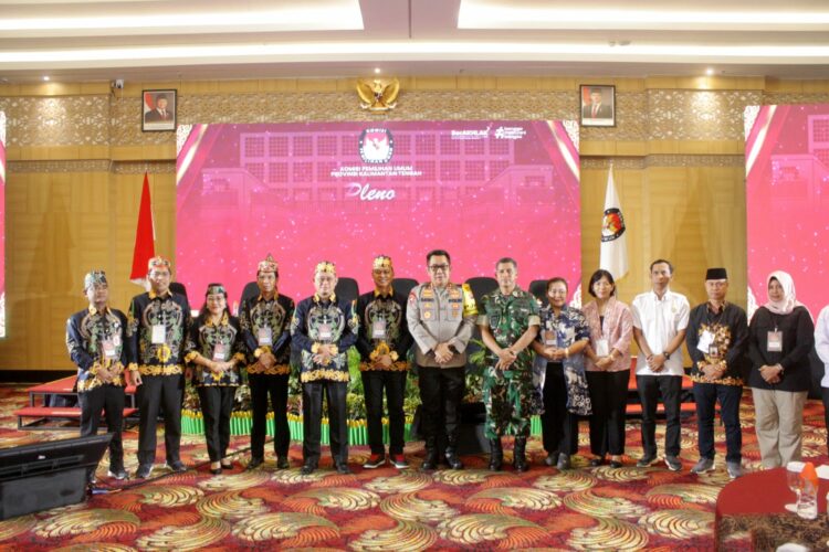 Kepala Kepolisian Daerah Kalimantan Tengah, Irjen Pol Drs. Djoko Poerwanto didampingi Danrem 102 Brigjen TNI Iwan Rosandriyanto, menghadiri sekaligus meninjau jalannya proses rekapitulasi hasil penghitungan suara Pemilihan Kepala Daerah (Pilkada) 2024 yang diselenggarakan oleh KPU Kalteng, di Aquarius Hotel, Jl. Imam Bonjol, Kota Palangka Raya, Minggu (8/12/2024).