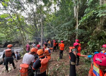 PENCARIAN: Polda Sumut melalui Dit Samapta dan Tim gabungan lainnya mencari korban banjir bandang di Desa Martelu, Kecamatan Sibolangit, Kabupaten Deliserdang, Minggu (8/12/2024). (Foto Dok/ Polda Sumut)
