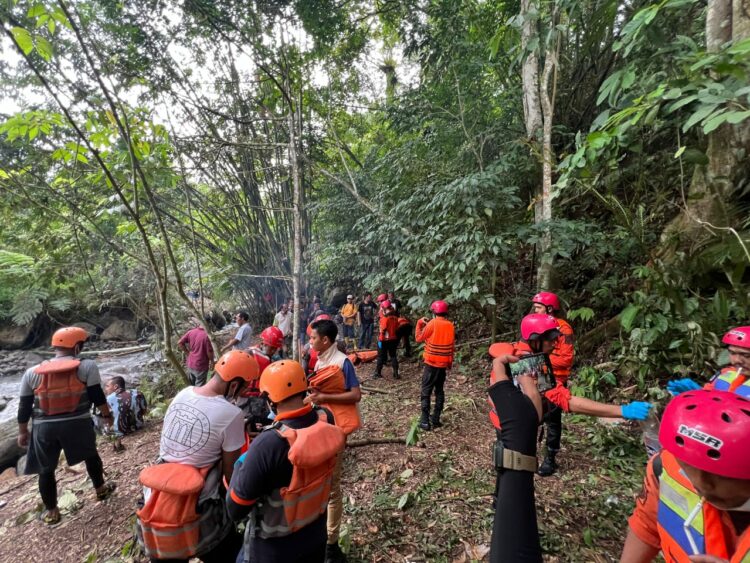 PENCARIAN: Polda Sumut melalui Dit Samapta dan Tim gabungan lainnya mencari korban banjir bandang di Desa Martelu, Kecamatan Sibolangit, Kabupaten Deliserdang, Minggu (8/12/2024). (Foto Dok/ Polda Sumut)