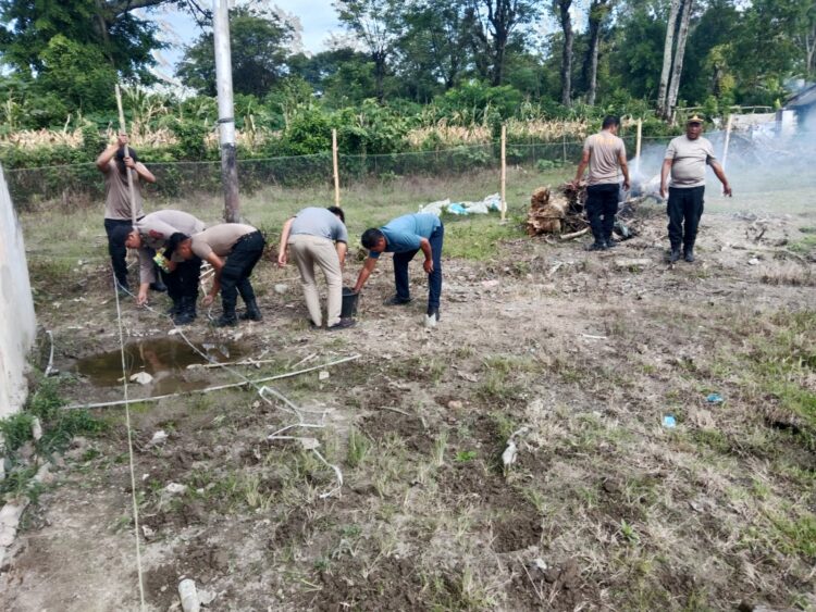 Polsek Onanrunggu Polres Samosir, mengubah lahan kosong di sekitar Mako Polsek menjadi area pertanian produktif. Selama tiga hari, yakni tanggal 6, 7, dan 9 Desember 2024, Kapolsek Onanrunggu AKP Marlan Silalahi beserta tujuh anggota personelnya telah menanam berbagai jenis tanaman ketahanan pangan di lahan tersebut.