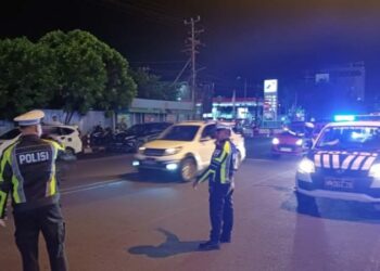 Satlantas Polresta Manado kembali meningkatkan kewaspadaan di malam hari dengan melakukan patroli Blue Light Gatur untuk memantau situasi lalu lintas dan menjaga keamanan di jalanan kota. Patroli ini bertujuan untuk mengurangi angka kecelakaan dan tindak kriminalitas di malam hari, sekaligus memberikan rasa aman kepada masyarakat, Sabtu (9/12/2024).