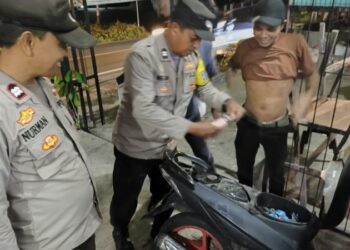 Polsek Jajaran Polresta Manado meluncurkan program inovatif bertajuk ‘Sibulan’ (Sikat Pemabuk Jalanan) pada Sabtu malam (9/12/2024). Program ini dirancang untuk mengatasi masalah pemabukan yang sering kali menimbulkan gangguan ketertiban di jalanan dan menciptakan suasana yang lebih aman bagi warga Kota Manado,