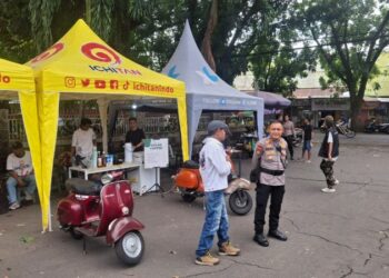 Polsek Sario melakukan pengamanan kegiatan Vespa Bohusami Basudara yang berlangsung di halaman parkir KONI Gedung Sario, Manado. Acara ini digelar dalam rangka peringatan Hari Ulang Tahun Vesvaganza ke-7 tahun, Sabtu (9/12/2024)