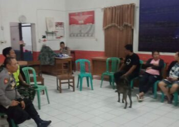 Kapolsek Wenang AKP Rusman bersama anggota Koramil 1309-02 menggelar pertemuan dengan Kepala Lingkungan Teling Bawah beserta masyarakat setempat, Sabtu (9/12/2024).