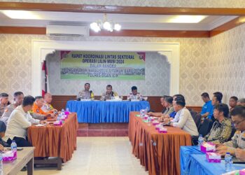 Polres Ogan Ilir menggelar Rapat Koordinasi Lintas Sektoral dalam rangka persiapan pengamanan Natal 2024 dan Tahun Baru 2025. Rapat berlangsung pada Senin, 9 Desember 2024, pukul 09.00 WIB, bertempat di ruang rapat Polres Ogan Ilir.