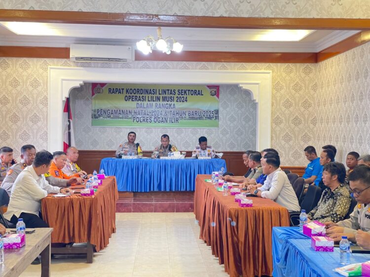 Polres Ogan Ilir menggelar Rapat Koordinasi Lintas Sektoral dalam rangka persiapan pengamanan Natal 2024 dan Tahun Baru 2025. Rapat berlangsung pada Senin, 9 Desember 2024, pukul 09.00 WIB, bertempat di ruang rapat Polres Ogan Ilir.