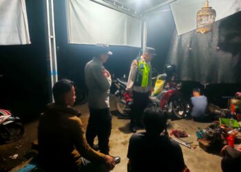 Polsek Rantau Alai menggelar kegiatan patroli hanting dan cooling system pada Minggu malam (8/12/2024). Kegiatan tersebut berlangsung mulai pukul 20.00 hingga 21.00 WIB di beberapa lokasi rawan di wilayah hukum Polsek Rantau Alai, Kabupaten Ogan Ilir.