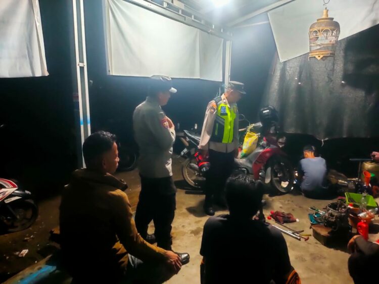 Polsek Rantau Alai menggelar kegiatan patroli hanting dan cooling system pada Minggu malam (8/12/2024). Kegiatan tersebut berlangsung mulai pukul 20.00 hingga 21.00 WIB di beberapa lokasi rawan di wilayah hukum Polsek Rantau Alai, Kabupaten Ogan Ilir.