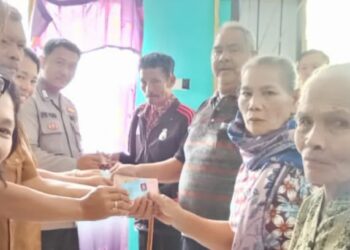 Pada Selasa (10/12/2024), Bripka Efri Pandi memulai kegiatannya pukul 09.00 WIB di Desa Tanjung Bunga Kecamatan Pangururan. Ia mendampingi proses penyaluran BLT Dana Desa untuk 19 kepala keluarga penerima manfaat. Bantuan tersebut, sebesar Rp900.000 per keluarga, mencakup periode Oktober hingga Desember 2024. Penyaluran dilakukan bersama Kepala Desa Tanjung Bunga, Ketua Badan Permusyawaratan Desa (BPD), dan perangkat desa lainnya.