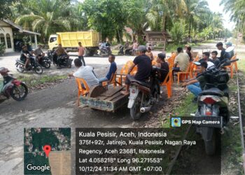 Masyarakat/warga desa Jatirejo (Blok 7) menutup akses jalan menuju PKS PT Socfindo Seunagan di desa kecamatan Kuala pesisir kabupaten Nagan Raya menuntut janji pihak perusahaan memfasilitasi disaat pihak perusahaan memohon kepada Kepala Desa menanda tangani perpanjangan izin HGU pada bulan Februari 2024 sampai sekarang tidak ditepati olah pihak pengurus perusahaan PT Socfindo Seunagan.