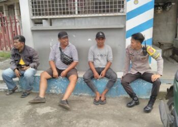 Bhabinkamtibmas Polsek Tikala melaksanakan kegiatan sambang warga di beberapa titik rawan kejahatan. Kegiatan tersebut bertujuan untuk mempererat hubungan antara kepolisian dengan masyarakat serta mengedukasi warga tentang pentingnya menjaga keamanan bersama, Selasa (10/12/2024).