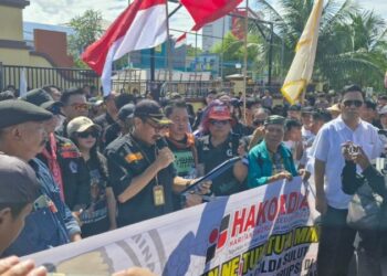 Polsek Sario mengawal jalannya aksi damai yang digelar oleh gabungan organisasi masyarakat (ormas) dan LSM Adat Minahasa Paesaan Ne Tu’A’Tu’A Minaesa Sulut. Kegiatan yang berlangsung di depan Markas Polda Sulawesi Utara, Jalan Bethesda, Kelurahan Sario, Kecamatan Sario, ini dimulai sekitar pukul 11.30 WITA.