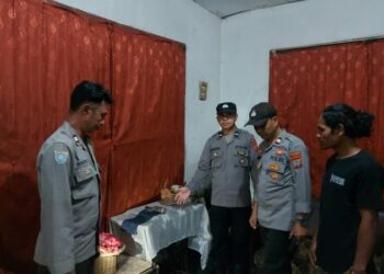 Sebuah mortir ditemukan secara tidak sengaja di Desa Warembungan, Kecamatan Pineleng, Kabupaten Minahasa, pada Senin (09/12/2024). Penemuan ini dilaporkan oleh seorang warga melalui akun media sosial Facebook Polsek Pineleng dan langsung direspons cepat oleh pihak kepolisian.