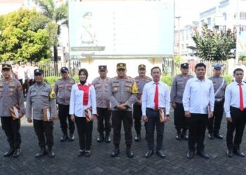 Kapolresta Manado Kombes Pol Julianto Sirait memberikan penghargaan kepada sejumlah satker dan personel yang telah menunjukkan prestasi luar biasa selama tahun 2024. Penghargaan ini diberikan dalam upaya mendorong semangat kerja dan dedikasi tinggi dalam melayani masyarakat, Senin (10/12/2024).