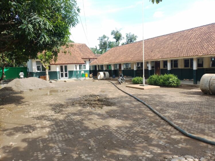 Terlihat Halaman Utama Sekolah Dipenuhi Material Bangunan Yang tercatat di Mulai 28 Oktober 2024 dan Selesài 26 Nopember 2024 (Foto. Dok. RH/Mitrapolri./11/12/2024)