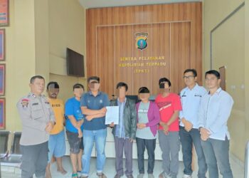 Mediasi tersebut melibatkan keluarga NM dan PS sebagai pelapor, serta keluarga SS, EM, HS, dan NS sebagai terlapor, dengan pendampingan dari Bhabinkamtibmas dan Raja Simarmata Kepala Desa Lumban Suhi-suhi Toruan.