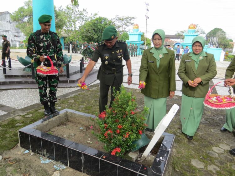 Kodim 0402/OKI menggelar kegiatan Ziarah Rombongan di TMP (Taman Makam Pahlawan) Kusuma Negara Kota Kayuagung, Kamis (12/12/2024).