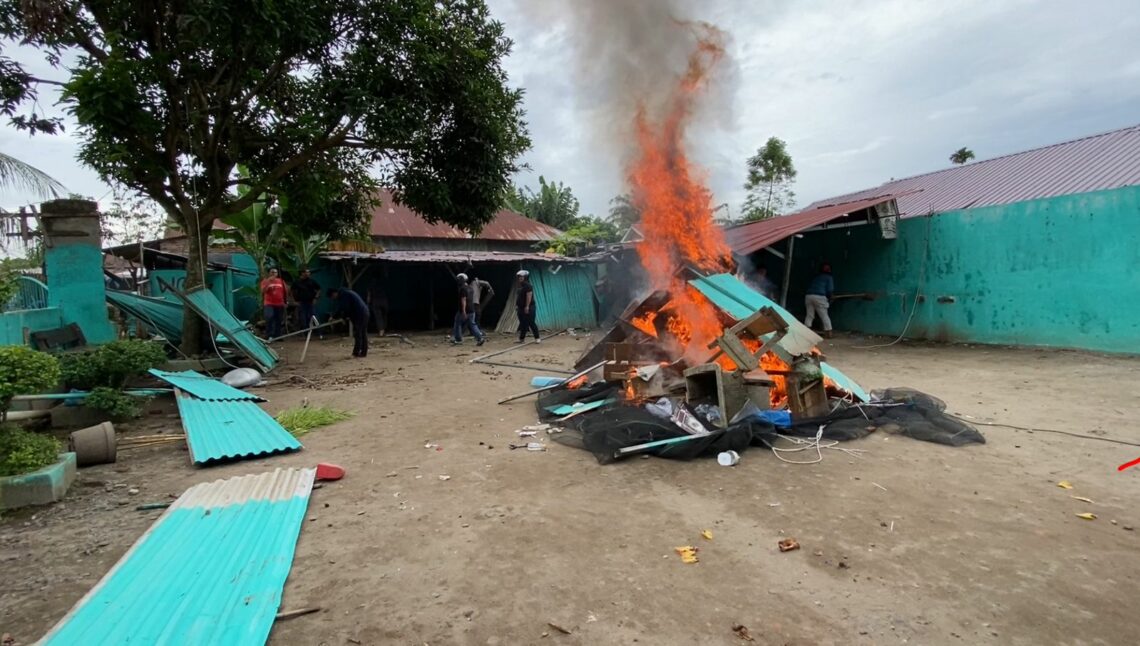 BAKAR: Petugas Satres Narkoba Polrestabes Medan membakar barak narkoba di Jalan Sei Mencirim Gang Tower, Kecamatan Kutalimbaru, Deliserdang, Rabu (11/12/2024).(Foto Dok/Polrestabes)