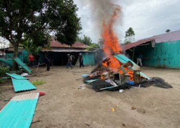 BAKAR: Petugas Satres Narkoba Polrestabes Medan membakar barak narkoba di Jalan Sei Mencirim Gang Tower, Kecamatan Kutalimbaru, Deliserdang, Rabu (11/12/2024).(Foto Dok/Polrestabes)