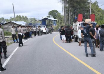 Polres Samosir berhasil mengamankan jalannya aksi damai yang dilakukan oleh Keturunan OTRS di Desa Partungko Naginjang, Kecamatan Harian, Kabupaten Samosir, pada Kamis (12/12/2024). Aksi ini berlangsung di depan Tugu ORUS, dengan tujuan menolak peresmian tugu tersebut dan penguasaan fisik atas tanah adat ORUS di Baneara.