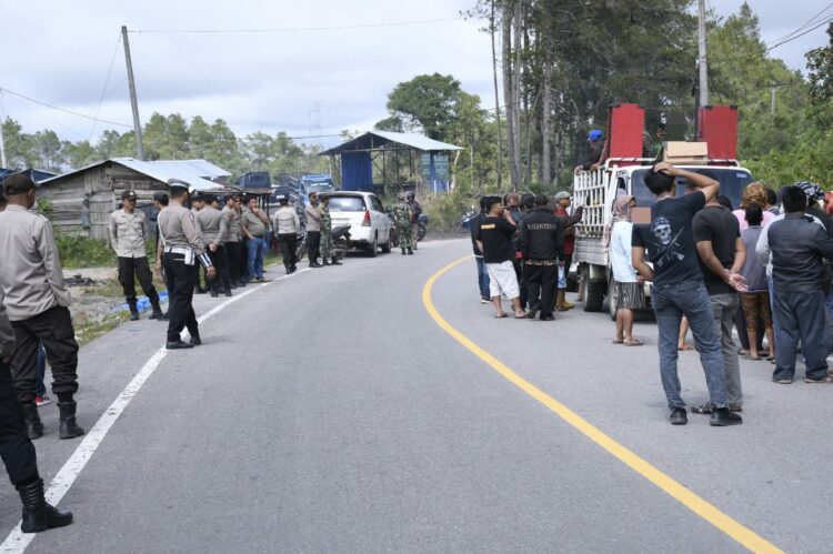 Polres Samosir berhasil mengamankan jalannya aksi damai yang dilakukan oleh Keturunan OTRS di Desa Partungko Naginjang, Kecamatan Harian, Kabupaten Samosir, pada Kamis (12/12/2024). Aksi ini berlangsung di depan Tugu ORUS, dengan tujuan menolak peresmian tugu tersebut dan penguasaan fisik atas tanah adat ORUS di Baneara.