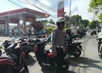Satuan Lalu Lintas (Sat Lantas) Polresta Manado terus berupaya mengurai kemacetan di berbagai titik krusial, termasuk di sekitar Stasiun Pengisian Bahan Bakar Umum (SPBU). Langkah ini dilakukan mengingat tingginya volume kendaraan yang mengantre untuk mendapatkan bahan bakar, terutama pada jam-jam sibuk, Kamis (12/12/2024).