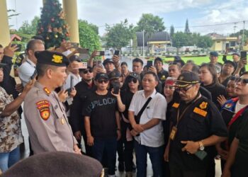 Polsek Sario berhasil mengawal jalannya aksi damai yang digelar oleh Aliansi Masyarakat Bersatu Anti-Korupsi pada Kamis (12/12/2024). Aksi yang diikuti oleh puluhan peserta ini berlangsung tertib, dengan massa menyuarakan tuntutan pemberantasan korupsi yang dinilai merugikan masyarakat.
