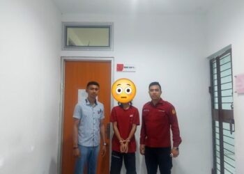 Penyidik Polsek Singkil resmi menyerahkan seorang tersangka bersama barang bukti kepada Kejaksaan Negeri (Kejari) Manado pada Kamis (12/12/2024). Penyerahan ini merupakan bagian dari proses tahap II dalam penanganan kasus yang melibatkan tersangka tersebut.