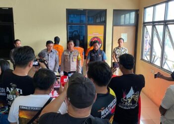 Satuan Reserse (Satres) Narkoba Polresta Manado berhasil mengungkap kasus peredaran narkoba jenis sabu-sabu seberat 218 gram yang akan diedarkan di wilayah Kota Manado, Sulawesi Utara. Dalam pengungkapan ini, polisi menangkap seorang pelaku berinisial WK (37) pada 12 November 2024 di Desa Tateli Dua, Kecamatan Mandolang, Kabupaten Minahasa.