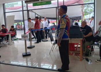 Polsek Mapanget melaksanakan pengamanan selama pelaksanaan Seleksi Kompetensi Pegawai Pemerintah dengan Perjanjian Kerja (PPPK) tahun 2024 yang bertempat di Grand Kawanua City Walk Manado. Kegiatan ini berlangsung mulai pukul 06.30 hingga 16.00 WITA dan memasuki hari ke-10 seleksi, Kamis (12/12/2024).