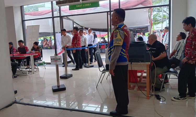 Polsek Mapanget melaksanakan pengamanan selama pelaksanaan Seleksi Kompetensi Pegawai Pemerintah dengan Perjanjian Kerja (PPPK) tahun 2024 yang bertempat di Grand Kawanua City Walk Manado. Kegiatan ini berlangsung mulai pukul 06.30 hingga 16.00 WITA dan memasuki hari ke-10 seleksi, Kamis (12/12/2024).