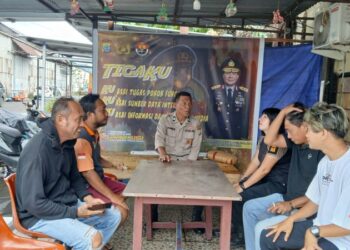 Polsek Pelabuhan Manado mengadakan kegiatan Jumat Bacerita yang bertempat di Mako Polsek Pelabuhan Manado. Kegiatan yang dimulai pada pukul 09.15 WITA ini membahas Super Aplikasi APP Polri, sebuah aplikasi inovatif yang memudahkan masyarakat dalam mengakses layanan, informasi, dan data dari Kepolisian, Jumat (13/12/2024).