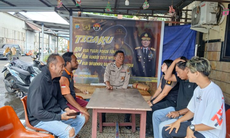 Polsek Pelabuhan Manado mengadakan kegiatan Jumat Bacerita yang bertempat di Mako Polsek Pelabuhan Manado. Kegiatan yang dimulai pada pukul 09.15 WITA ini membahas Super Aplikasi APP Polri, sebuah aplikasi inovatif yang memudahkan masyarakat dalam mengakses layanan, informasi, dan data dari Kepolisian, Jumat (13/12/2024).