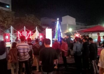 Polsek Wenang menggelar pengamanan pada kegiatan Festival Musik Northern Stage yang berlangsung di Taman Kesatuan Bangsa, Kelurahan Pinaesaan, Kecamatan Wenang. Kegiatan yang disponsori oleh Sampoerna ini dihadiri oleh ribuan pengunjung yang antusias menikmati berbagai penampilan musik dari sejumlah band ternama, Kamis (12/12/2024) malam