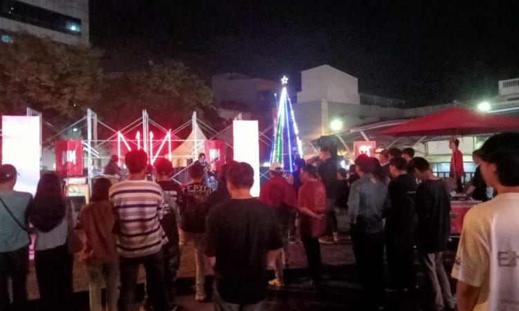 Polsek Wenang menggelar pengamanan pada kegiatan Festival Musik Northern Stage yang berlangsung di Taman Kesatuan Bangsa, Kelurahan Pinaesaan, Kecamatan Wenang. Kegiatan yang disponsori oleh Sampoerna ini dihadiri oleh ribuan pengunjung yang antusias menikmati berbagai penampilan musik dari sejumlah band ternama, Kamis (12/12/2024) malam