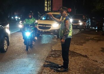 Polsek Rural Pineleng, yang berada di bawah naungan Polresta Manado, telah melaksanakan kegiatan Program Unggulan Polresta Manado bertajuk “SILAU MATA” (Siaga Lampu Biru di Keramaian Kota). Program ini bertujuan untuk mengantisipasi potensi gangguan keamanan dan ketertiban masyarakat (kamtibmas) di wilayah kota Manado, khususnya di kawasan-kawasan yang ramai dan padat aktivitas, Kamis (12/12/2024).