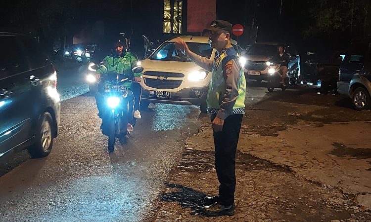 Polsek Rural Pineleng, yang berada di bawah naungan Polresta Manado, telah melaksanakan kegiatan Program Unggulan Polresta Manado bertajuk “SILAU MATA” (Siaga Lampu Biru di Keramaian Kota). Program ini bertujuan untuk mengantisipasi potensi gangguan keamanan dan ketertiban masyarakat (kamtibmas) di wilayah kota Manado, khususnya di kawasan-kawasan yang ramai dan padat aktivitas, Kamis (12/12/2024).