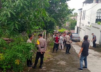 Personel Polresta Manado melaksanakan pengamanan eksekusi isi bangunan rumah di Lingkungan VI, Kelurahan Kairagi Dua, Kecamatan Mapanget, Kota Manado. Eksekusi yang dilakukan oleh pihak Pengadilan Negeri Manado ini bertujuan untuk melaksanakan putusan hukum yang telah ditetapkan sebelumnya, Pada Kamis, 12 Desember 2024, sekitar pukul 11.00 WITA.