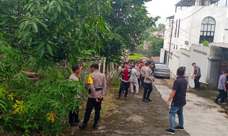Personel Polresta Manado melaksanakan pengamanan eksekusi isi bangunan rumah di Lingkungan VI, Kelurahan Kairagi Dua, Kecamatan Mapanget, Kota Manado. Eksekusi yang dilakukan oleh pihak Pengadilan Negeri Manado ini bertujuan untuk melaksanakan putusan hukum yang telah ditetapkan sebelumnya, Pada Kamis, 12 Desember 2024, sekitar pukul 11.00 WITA.
