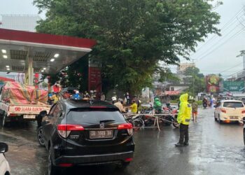 Satuan Lalu Lintas (Satlantas) Polresta Manado turun tangan mengatur arus lalu lintas akibat antrean panjang di sejumlah SPBU yang tersebar di Kota Manado. Antrean ini terjadi di beberapa lokasi SPBU, di antaranya SPBU Kairagi, Politeknik, TMP, Sario, Winangun Atas, Winangun Bawah, Pall 2, Tikala, Mega Mall, dan ITC, Jumat (13/12/2024).