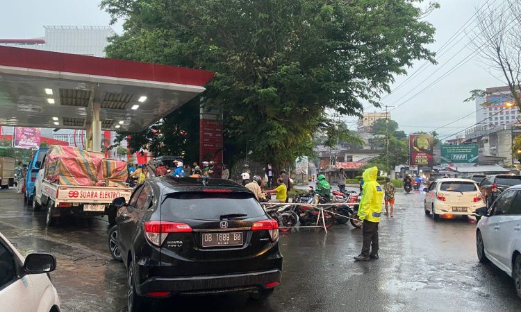 Satuan Lalu Lintas (Satlantas) Polresta Manado turun tangan mengatur arus lalu lintas akibat antrean panjang di sejumlah SPBU yang tersebar di Kota Manado. Antrean ini terjadi di beberapa lokasi SPBU, di antaranya SPBU Kairagi, Politeknik, TMP, Sario, Winangun Atas, Winangun Bawah, Pall 2, Tikala, Mega Mall, dan ITC, Jumat (13/12/2024).