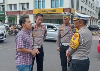 Kasat Lantas Polresta Manado Kompol Heriadi dampingi Dirlantas Polda Sulut Kombes Pol Indra Kurniawan Mangunsong bersama Kasat PJR Ismail, melakukan pemantauan arus lalu lintas di seputaran Kota Manado, yang terdampak pemadaman listrik hampir 1 x 24 jam lebih. Kegiatan ini berlangsung pada pukul 10.00 hingga 11.00 WITA, dengan lokasi utama di Jalan Pierre Tendean, tepatnya di depan SPBU kawasan Mega Mas, Jumat (13/12/2024).